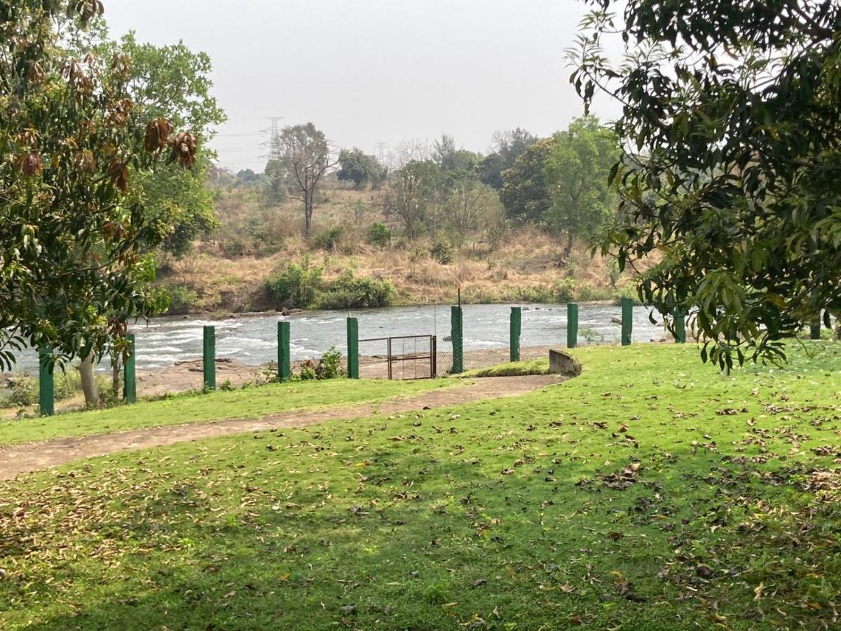 U Rivergate Карджат Екстериор снимка